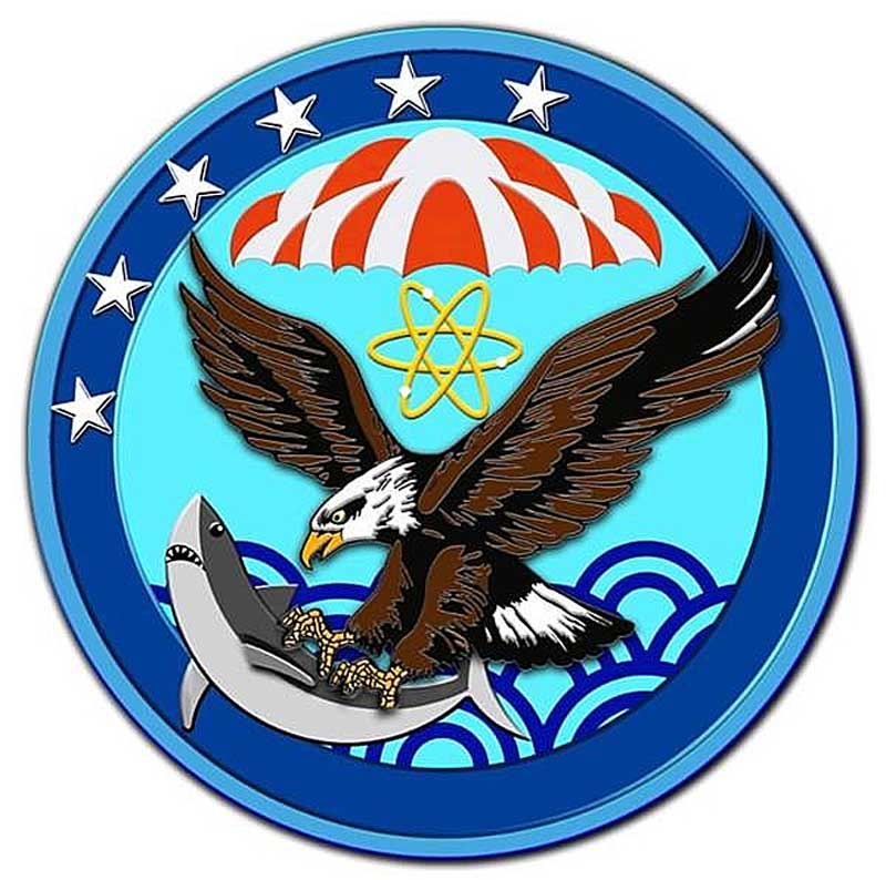 空軍第六混合聯隊隊徽，以深淺不一的藍色呈現，搭配紅白相間的降落傘代表空運、空降、空投任務。