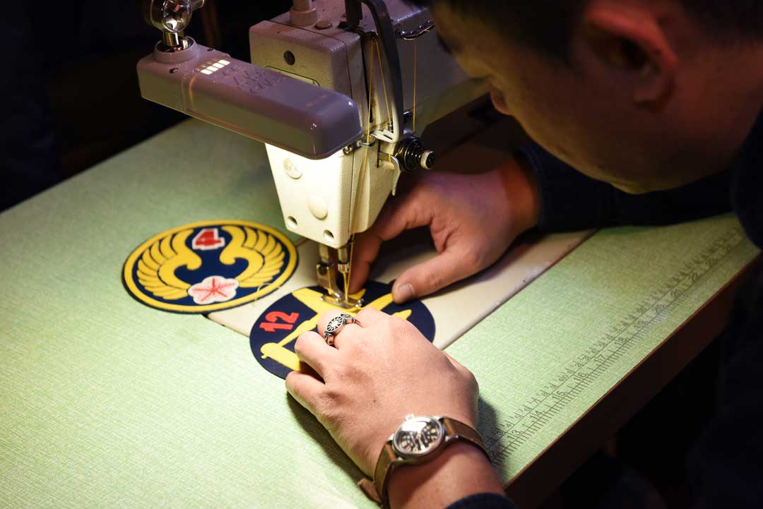 以手工縫製或機縫的方式，製作皮質圓形部隊徽章(Layered Patch)，這種層層堆疊，複雜而精緻的製作，非常具有CBI中緬印戰區的獨特性。