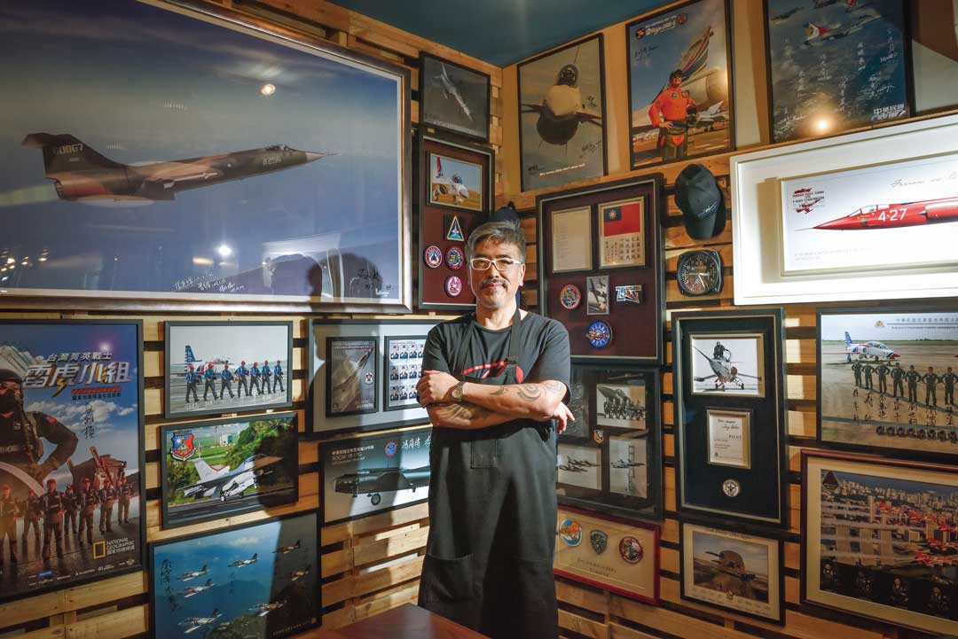 老闆屠穎是位資深航空迷，店內擺設許多充滿故事的航空歷史收藏。