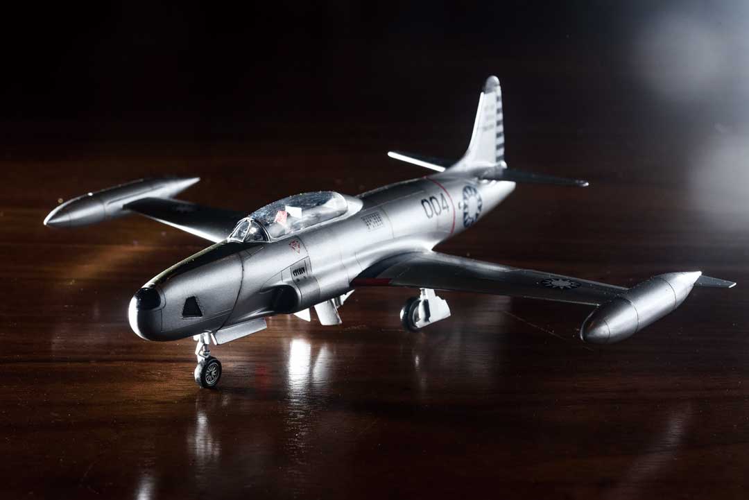 櫥窗展品中擺設的RT-33A式軍機模型，是國軍第一種噴射偵察機。