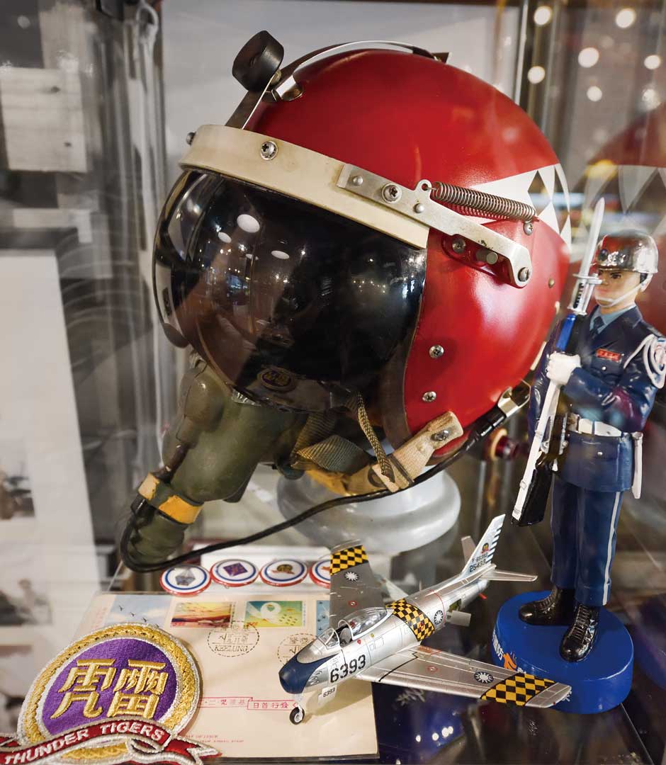 在屠老師的小包廂中，最吸睛的就數1950年代的P-4B飛行頭盔，繪有雷虎小組的紅白黑鑽石彩繪。