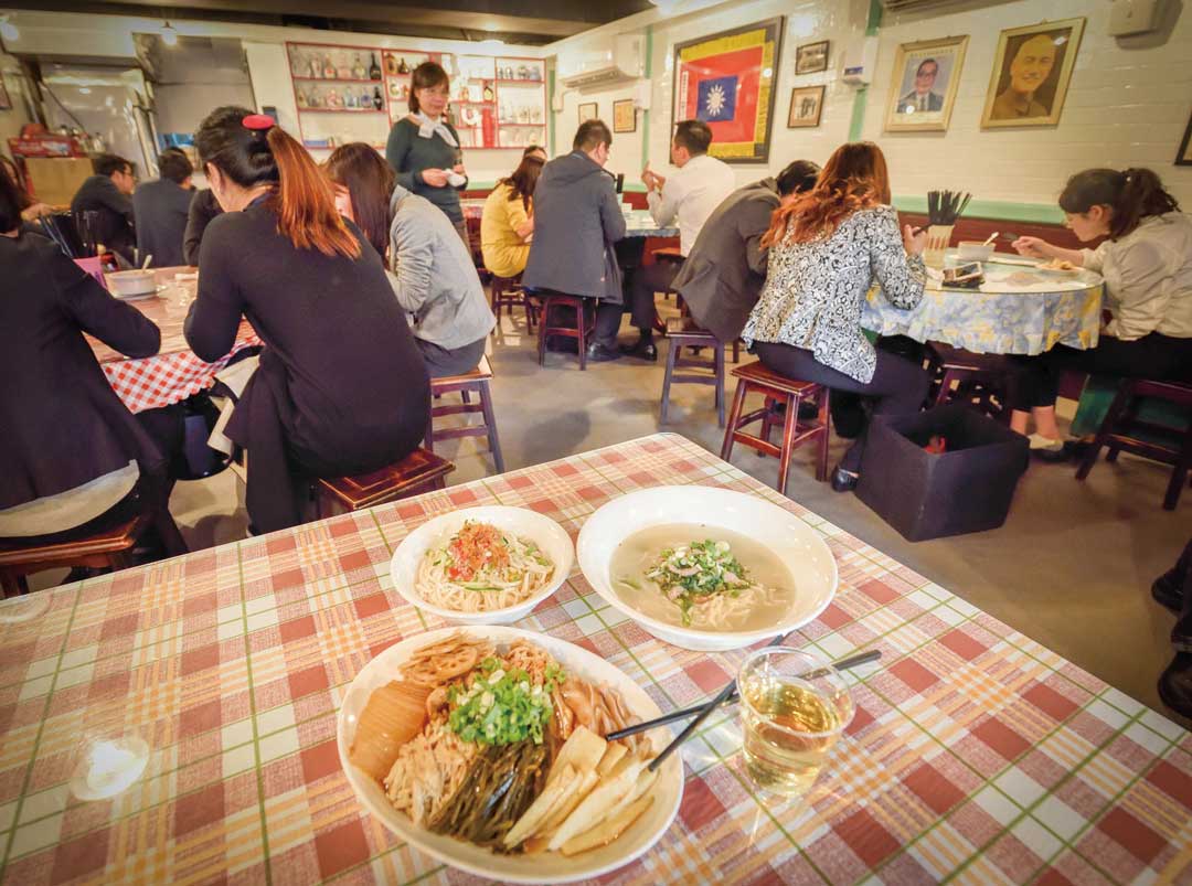 「陸光小館」的麵點，搭配好吃的滷味，再加上播放五０年代的歌曲或軍歌，好似回到昔日時光。