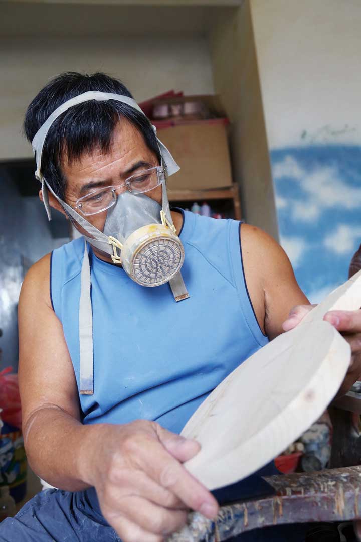 在空軍軍史館擔任志工的黃良誠，專門修復館內損壞的模型機，讓受損的模型機能再次重現英姿。