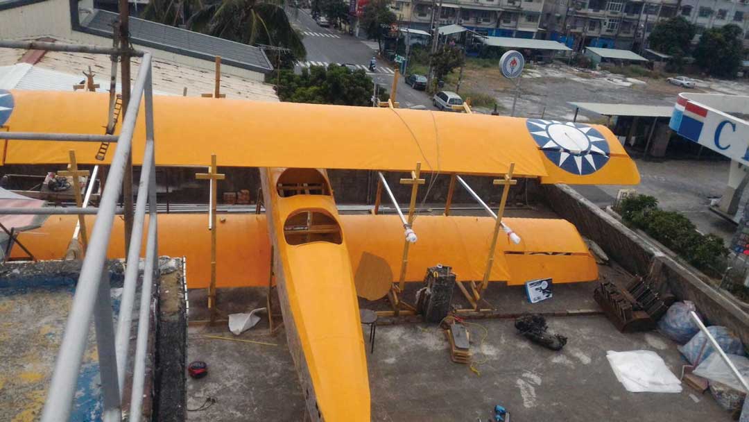 製作實木模型已有44年的黃良誠，在「樂士文號」模型機製作上，一點一滴復刻出我國第一架自製飛機的風采。
