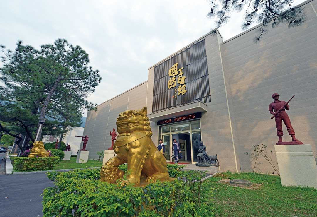 坐落於北投復興崗國防大學政戰學院之「國防美術館」，由藝術系校友國際水墨大師李奇茂教授題字。