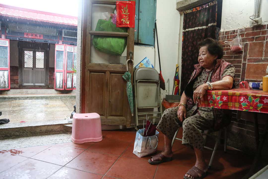 陳素治回憶，在編入民防自衛隊後，曾在戰事發生的時候，到前線協助傷患後送，有時也會幫忙部隊運送彈藥、物資等軍品。