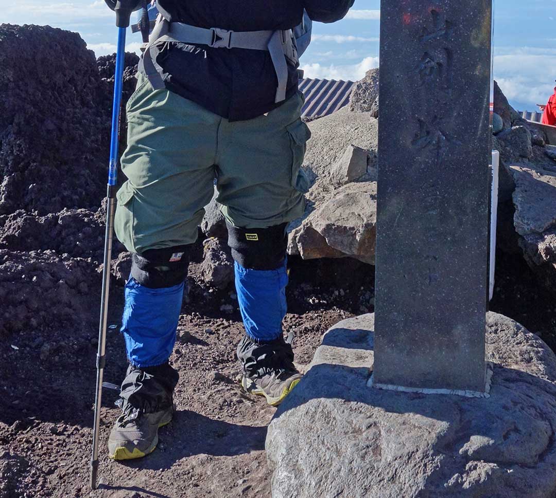 5.11 Tactical產品廣受戶外運動愛好者的歡迎，圖為穿著5.11 Tactical長褲登頂日本富士山的登山客。