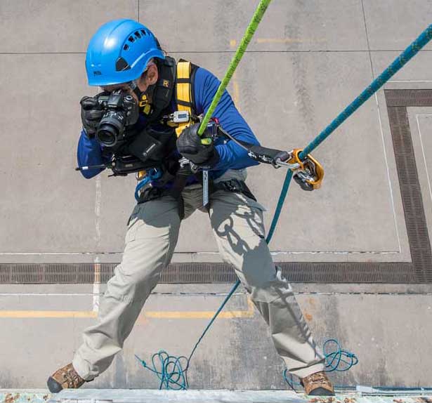 FBI選擇5.11 Tactical作為訓練褲品牌，圖為其隊員於訓練中蒐集證物。