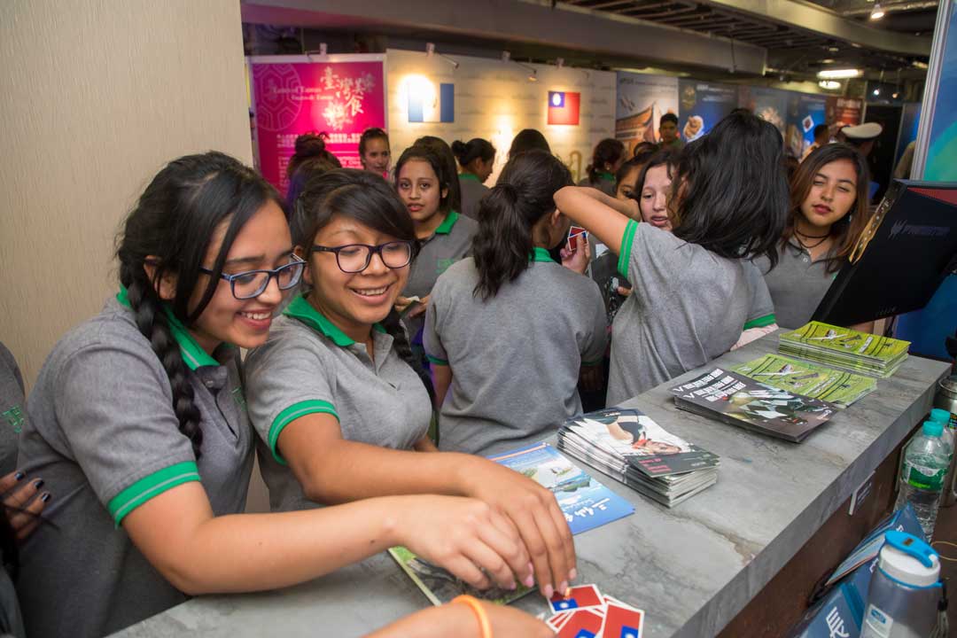 磐石軍艦上開放文宣館，展出我國文化特色、國防科技、工業科技及藝文作品，讓僑胞、各國政要及民眾登艦參訪，讓世界認識臺灣之美。