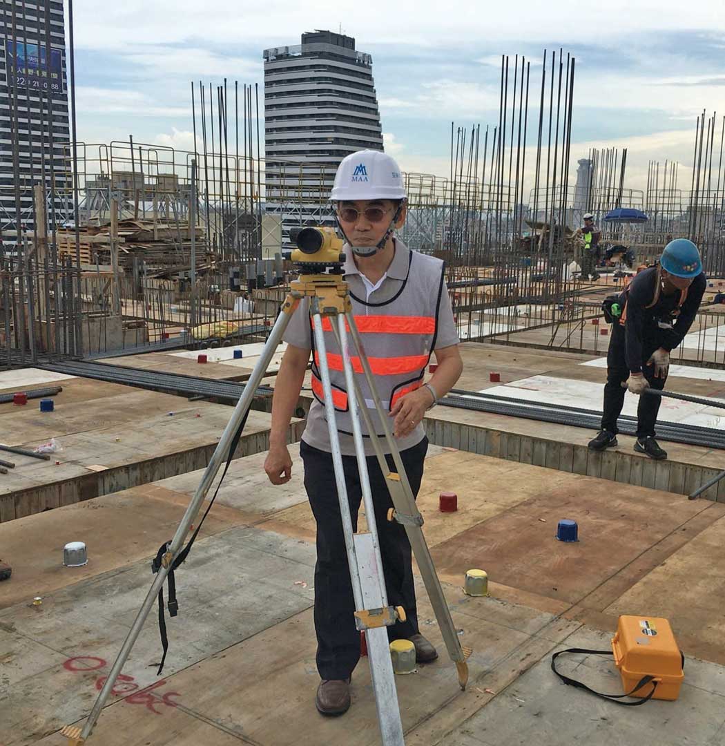 羅坤龍從一位優秀的國軍測量人，到參與國內公共建設，創造出輝煌紀錄。