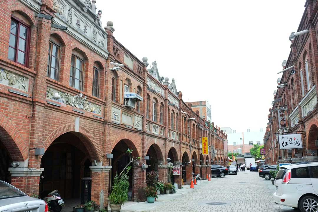 老街上的建築外觀多以紅磚瓦為主，非常特別。 