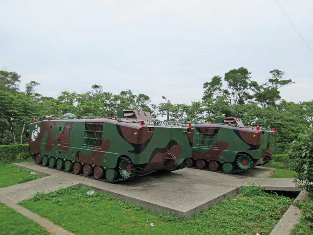戰車公園除擺放海軍汰除的艦砲，也有除役的海軍登陸艇(左圖)等軍事裝備。