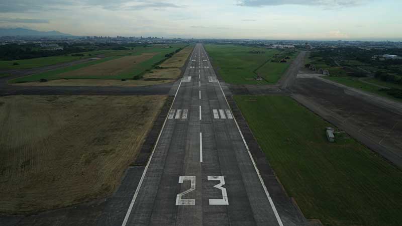 楊佈新用鏡頭為這些無聲英雄，留下他們的身影。圖為桃園空軍基地05-23跑道。