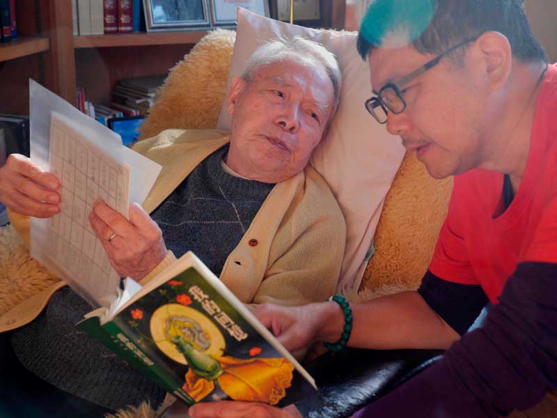 為還原一段珍貴的史實，楊佈新與劇組多次走訪黑貓中隊的成員。圖為楊佈新導演(右)拜訪前黑貓中隊第三任隊長王太佑，回憶敘述勾勒當時情景。