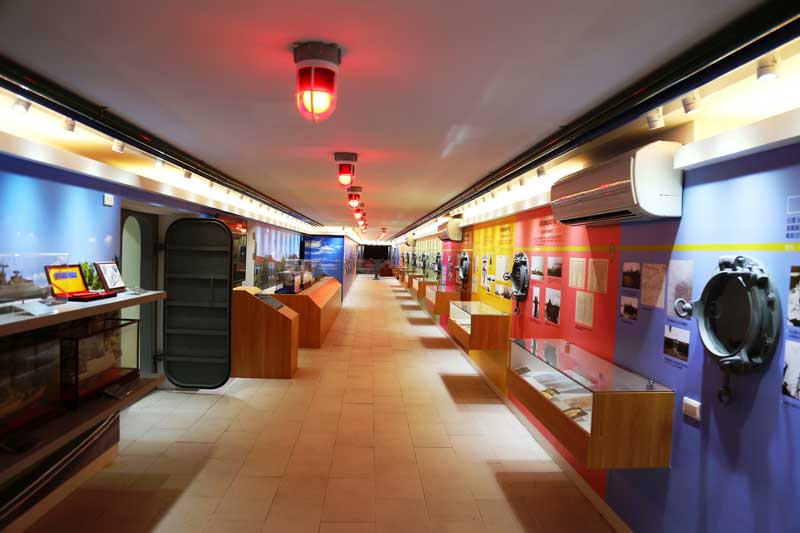 「部史館」以海軍艦艇內部造型為空間設計概念，營造猶如身處艦艇的實際感受。
