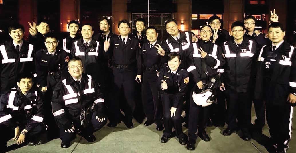 警察是人民的保母，無論大小事他們都會協力幫助。上圖為所長楊坤龍(二排左七)與同仁的合影。