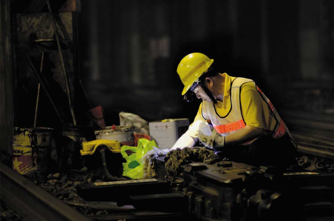 專注於保養維護、安全檢查的站務人員，為保護乘客安全絕不容稍有鬆懈。