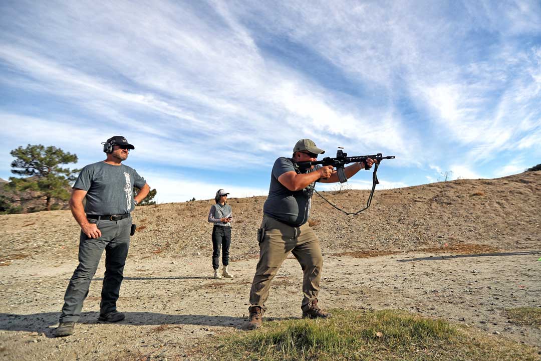 在射擊訓練過程中，「瞄準」指的是目標、準星、照門「三點一線」，瞄準時目標應該是模糊的，準星則應該是清楚的。
