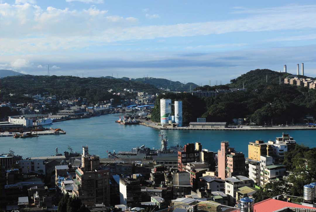 役政公園處於地勢略高的山坡上，適合登高遠眺基隆港區及出海口。