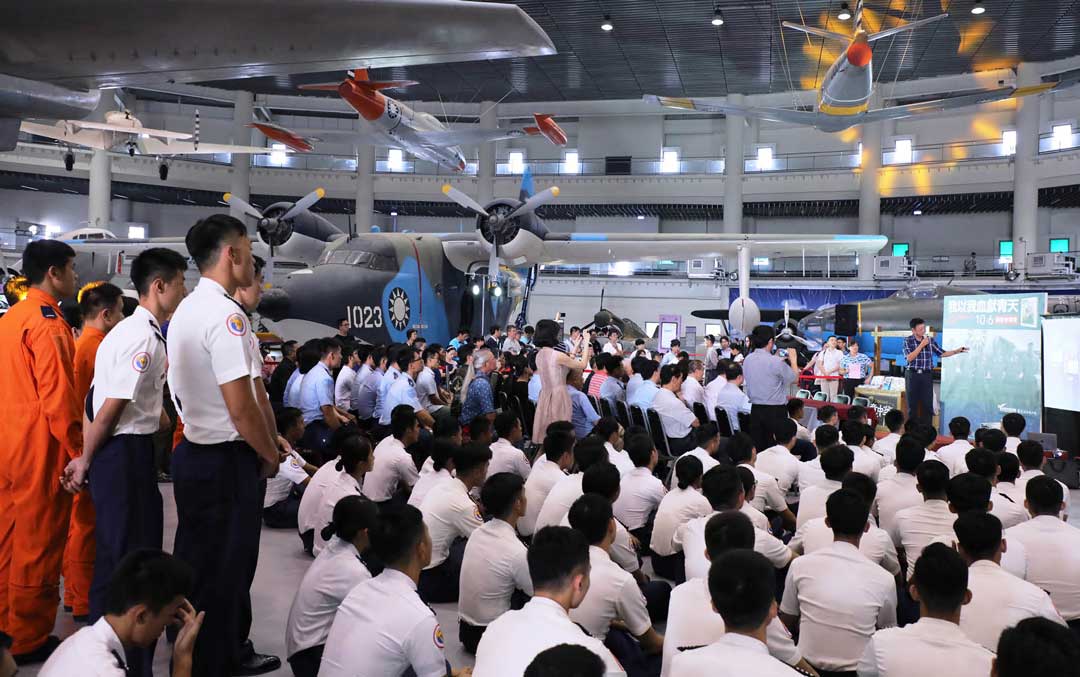 航空教育展示館辦理王立楨《我以我血獻青天》新書發表會，邀請封面主角空軍英雄梁金中現身說法。