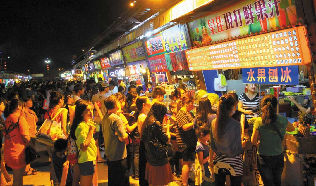 全國唯一結合武器陳展的東大門夜市，為當地引入大批觀光人潮。 