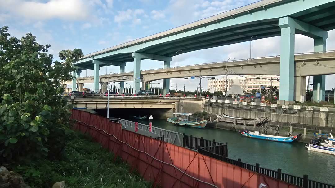 臺北港鄰近桃園國際機場，又有台61和台64線兩條快速道路，聯外交通發達，為我國發展經濟的重要港口。