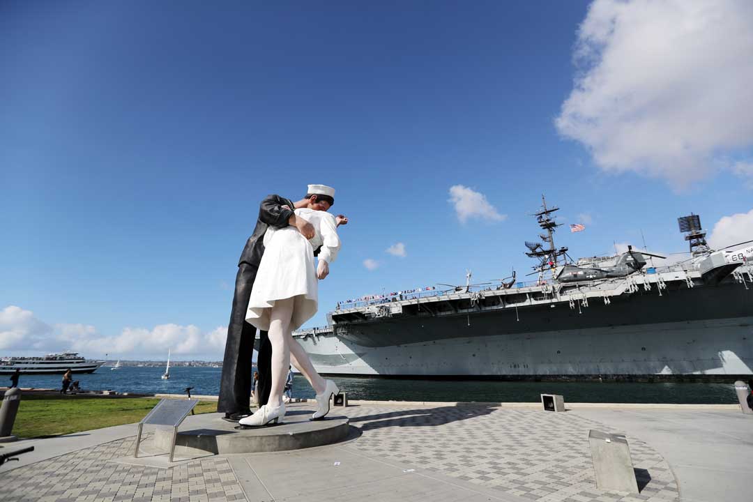 中途島號航艦被美國旅遊網站評比為美國最受歡迎的博物館，一旁的「勝利之吻」雕像，更是朝聖的景點之一。