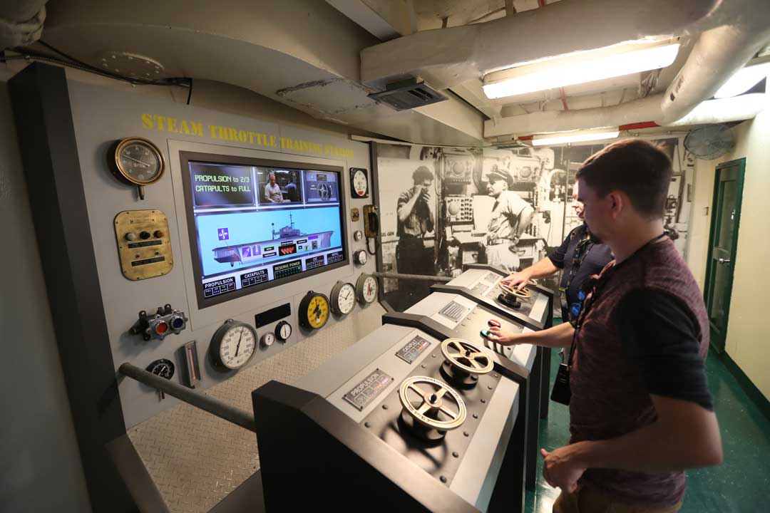 博物館現場有美國退役軍官志工，為民眾解說、導覽船艦設施。