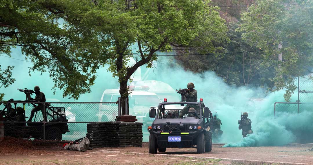 特戰官兵與陸航602旅UH-60M黑鷹直升機、AH-1W攻擊直升機協同作戰，採空中機動滲透，地空戰力有效結合，形成安全防護網及快速繩下降部分，迅速布署警戒，並結合特戰突擊車隊，精準快速的奪取目標。