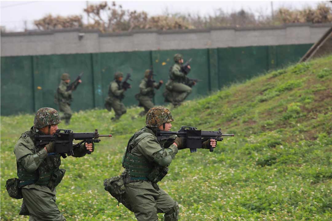 以現地、實兵結合作戰想定內容，透過偵察區隊突擊車所配賦之T74排用機槍及M249班用機槍，以火力掩護各編組向前突進，精準執行作戰任務。