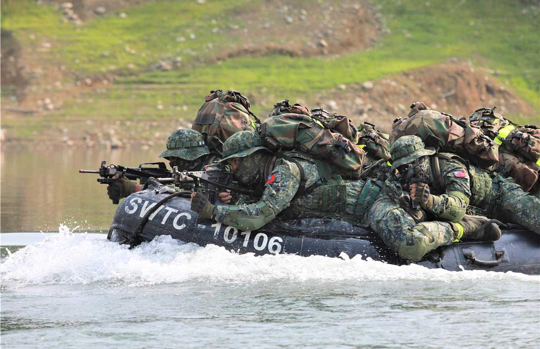 不論動力或人力操舟，特戰勇士展現絕佳水域適性，駕駛突擊艇前進突擊點登陸作戰，充分展現特戰部隊上山下海的精實戰力。