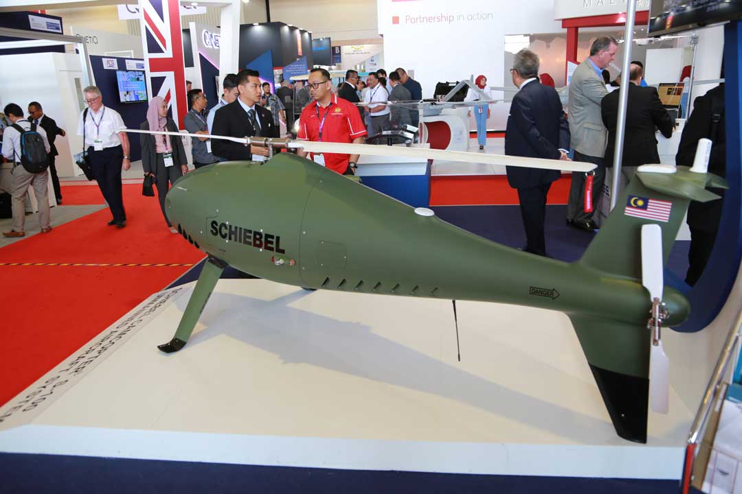 蘭卡威海事航空展吸引全球主要防務商前來參展，各式無人飛行載具更受矚目。圖為奧地利S-100無人直升機。