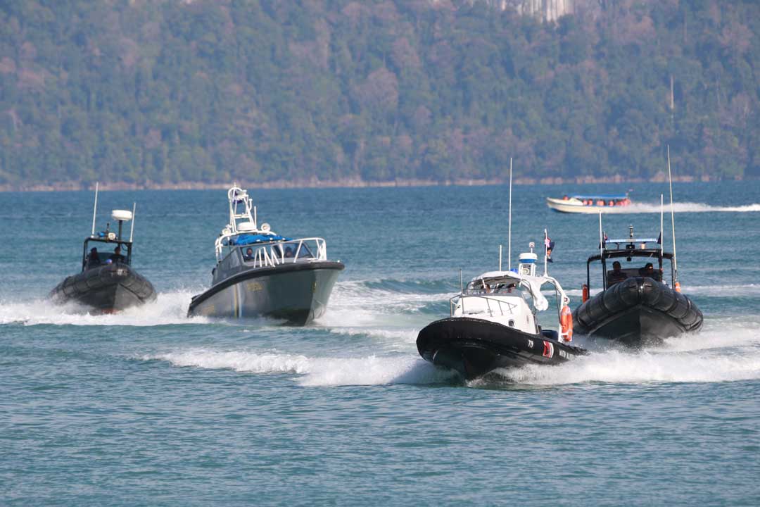 大馬包括海軍、海巡、海關與警察等跨單位，以快艇執行海空反恐操演。