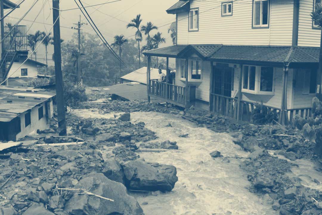 莫拉克颱風夾帶的狂風暴雨及土石流，造成來吉村落居民房子門前的馬路竟成為一條小河流。
