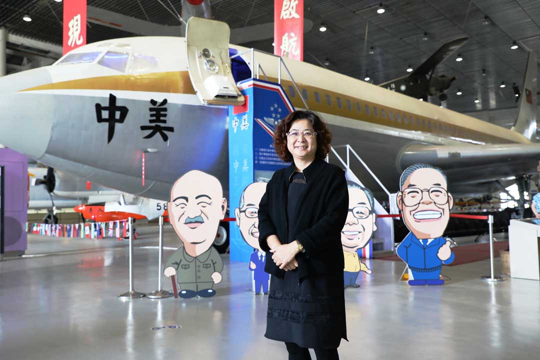 負責經營航空教育展示館的陳秀卿，一肩挑起為空軍說故事的重任，讓入館參觀民眾認識空軍官兵對國家的犧牲奉獻。