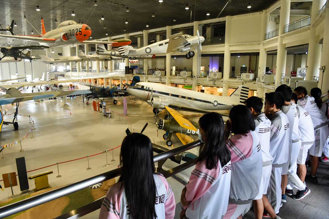 館內結合民間學校、國防部暑期戰鬥營等進行全民國防教育。