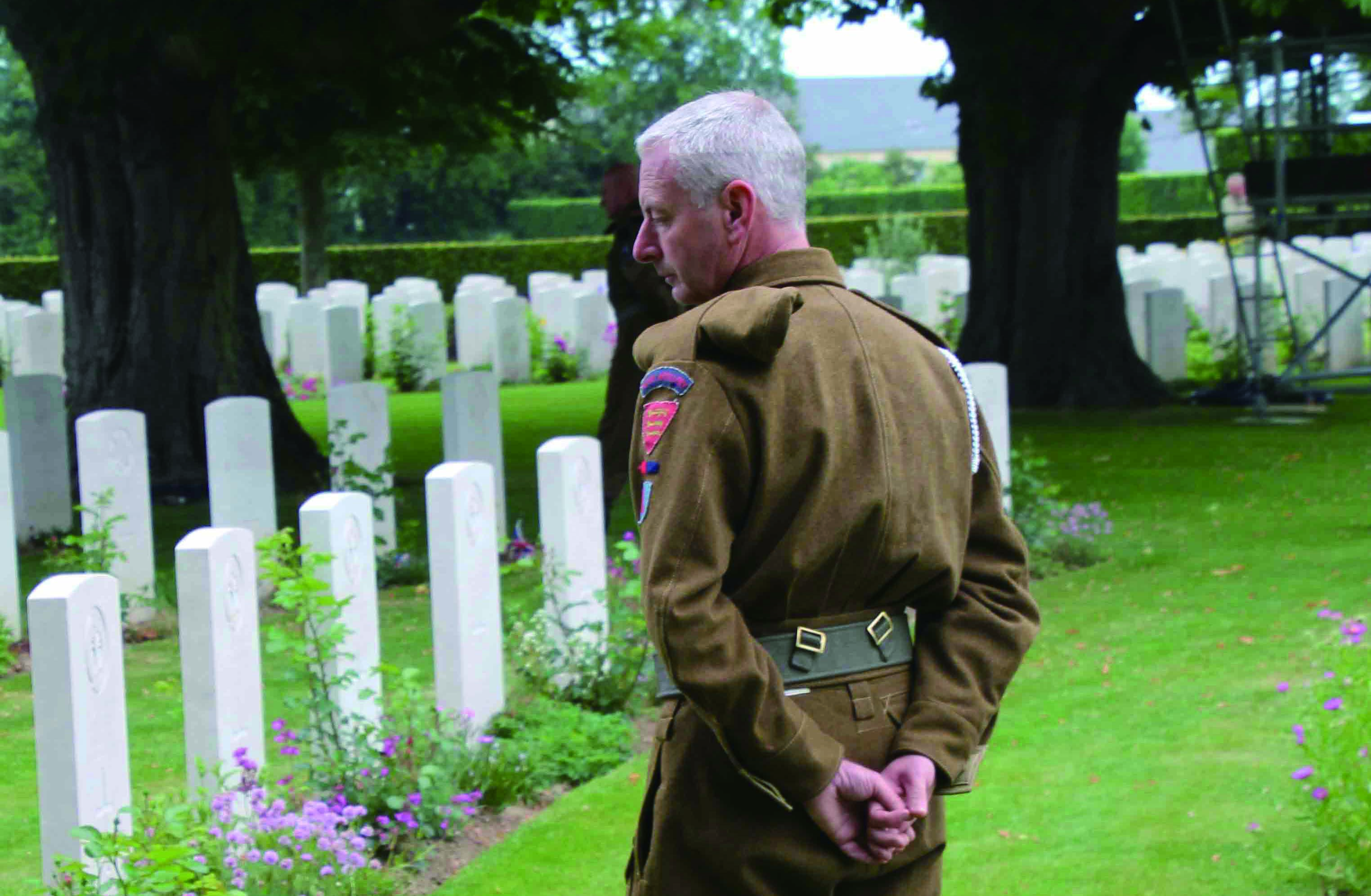 駐足於諾曼地各地公墓的老兵，除緬懷過往也更能體會及珍惜得來不易的和平。