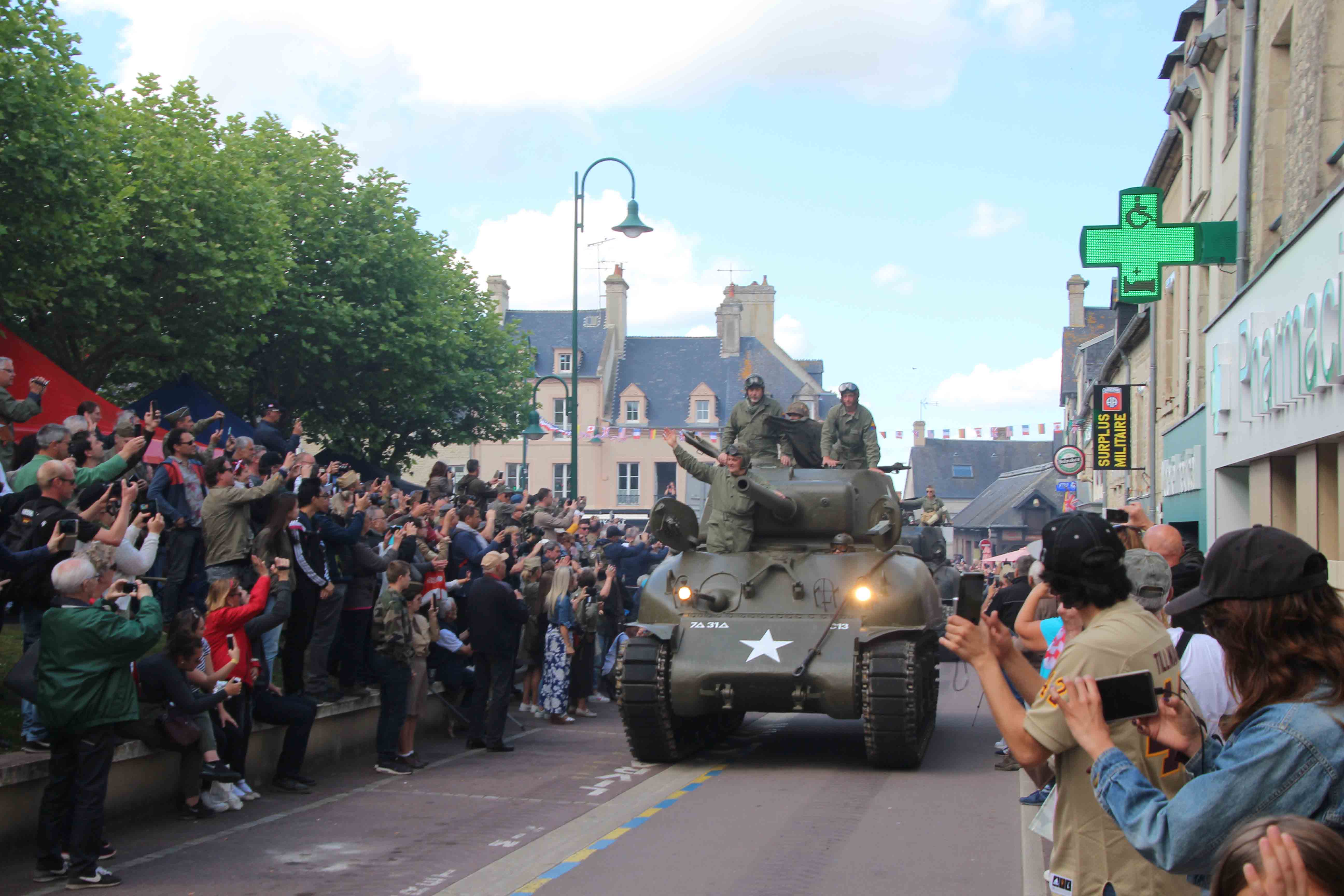 參訪民眾齊聚街頭觀看戰車遊行車隊，模擬1944年6月初盟軍進駐城鎮時，民眾夾道歡迎的景象。