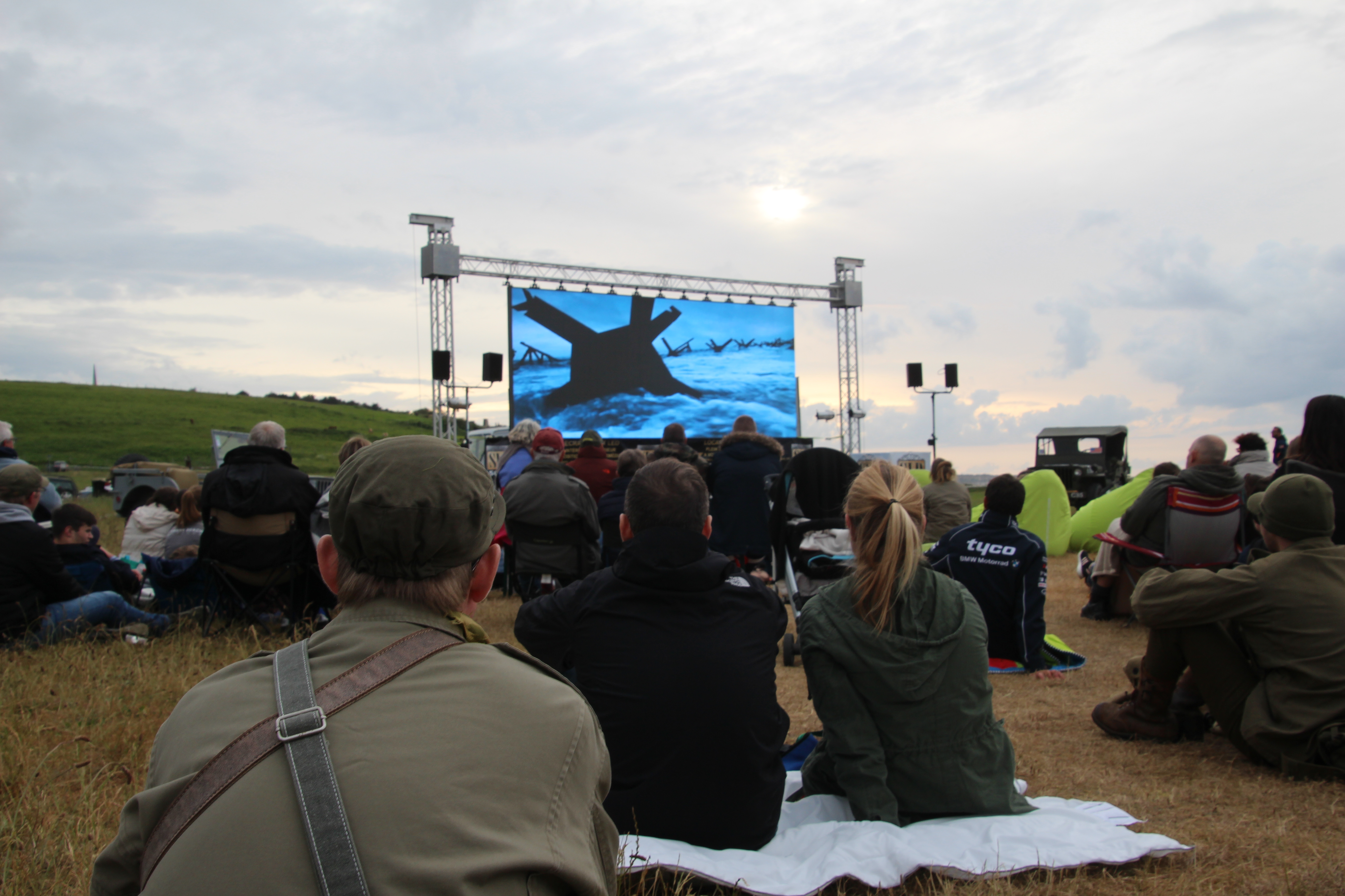 法國觀光局在二戰時美軍登陸的灘頭，架設大型舞台播放《 搶救雷恩大兵 》露天電影，讓民眾有不一樣的體驗。