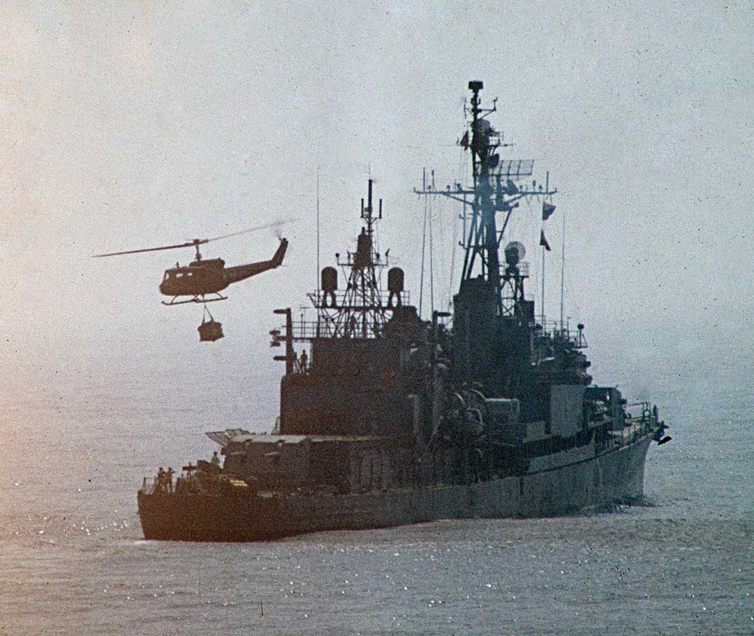 陸軍所屬的UH-1H也曾經和海軍陽字號驅逐艦演練垂直整補作業。