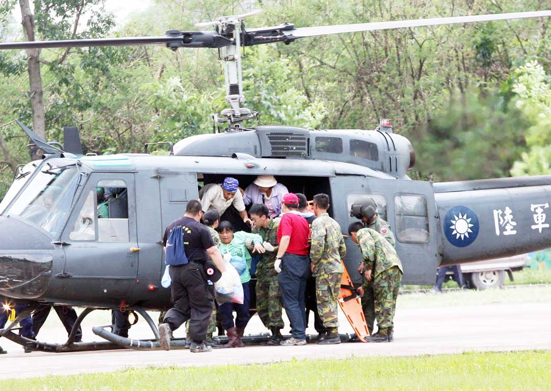 UH-1H機隊在歷次颱風、地震災變中撤運災民、輸送物資，為無數民眾帶來希望。