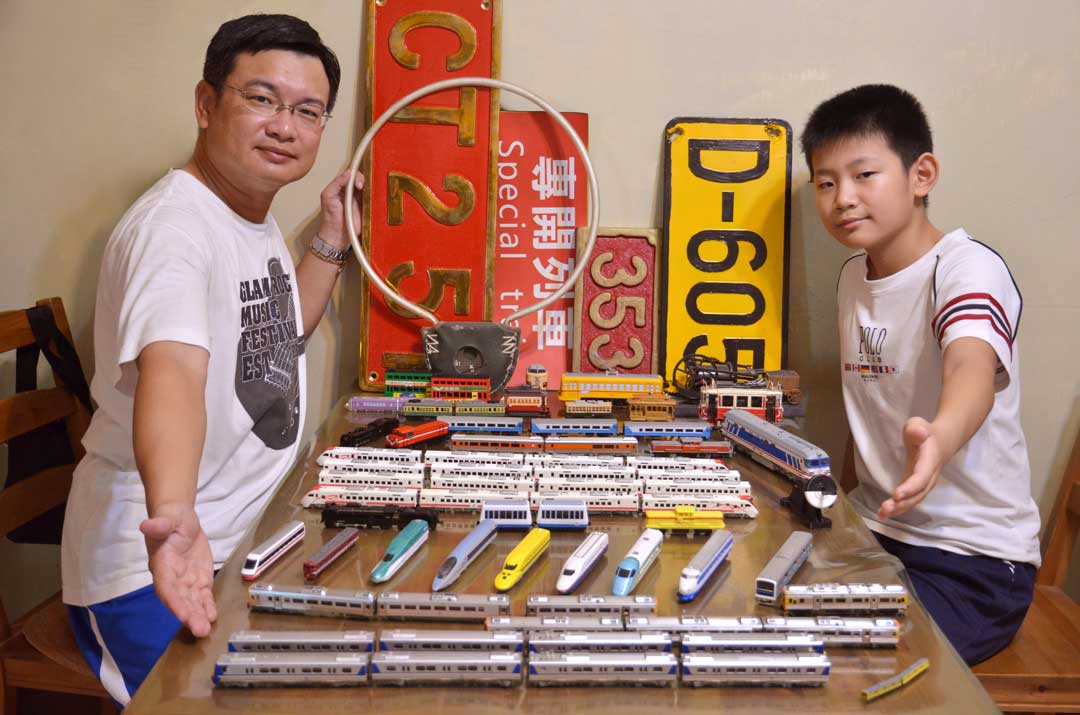 與兒子於收藏品前。