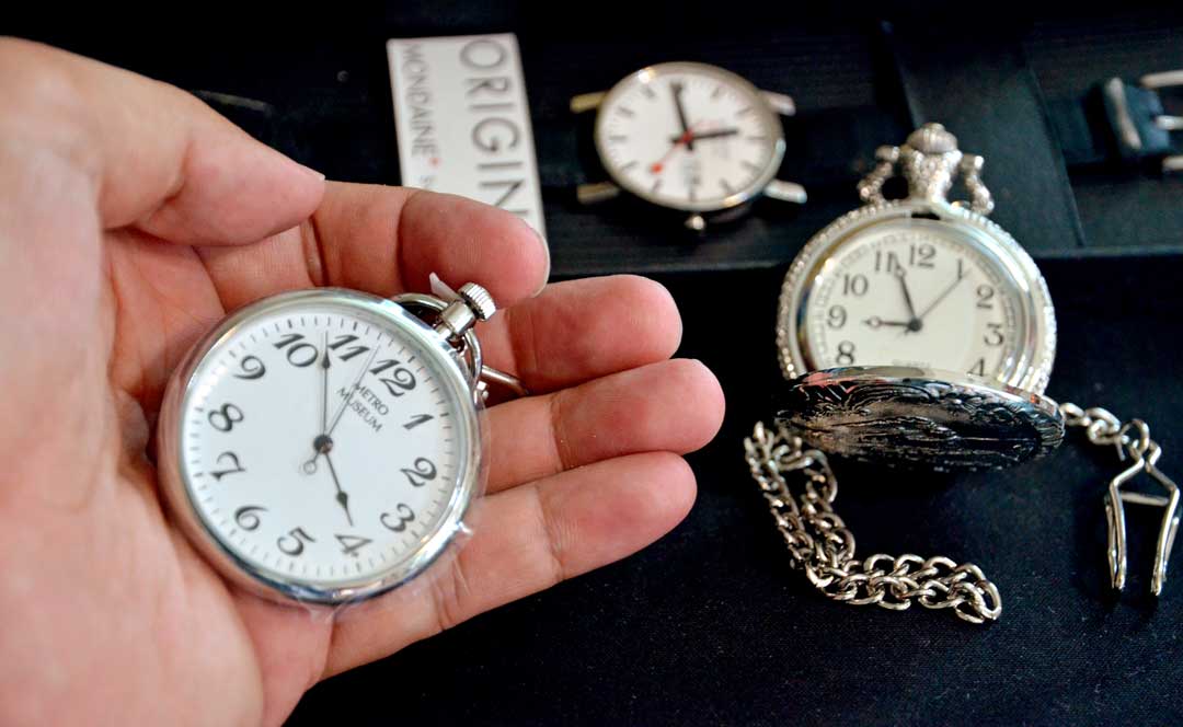 曾是列車長或司機使用的「懷錶」，是鄧志忠眼中的無價之寶。