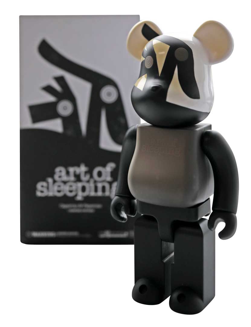 白色塑料已泛黃的老熊，無損鄭豪對他的喜愛。