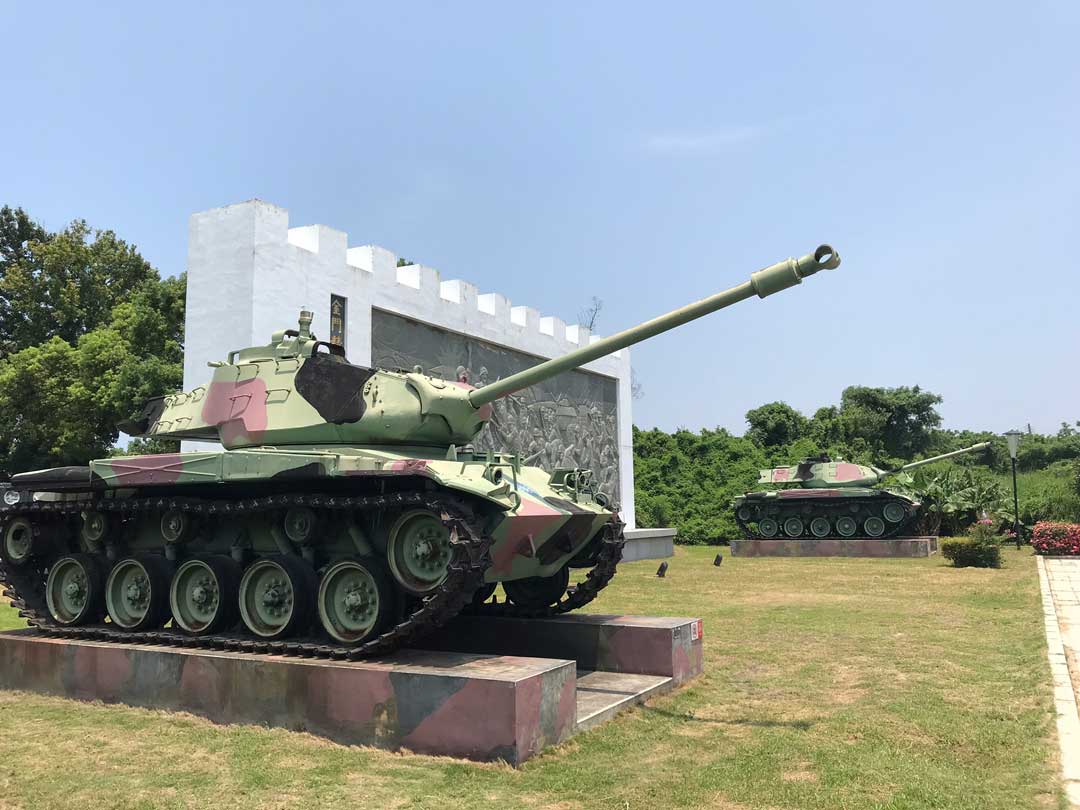 和平紀念園區內陳列著國軍戰車，是遊客必訪的打卡景點。