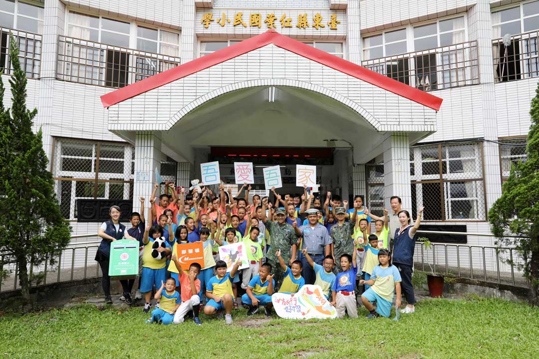 「旅行好物」公益活動，將讀者捐贈之書本、文具、運動鞋，送抵臺東紅葉國小，小朋友們開心留影。