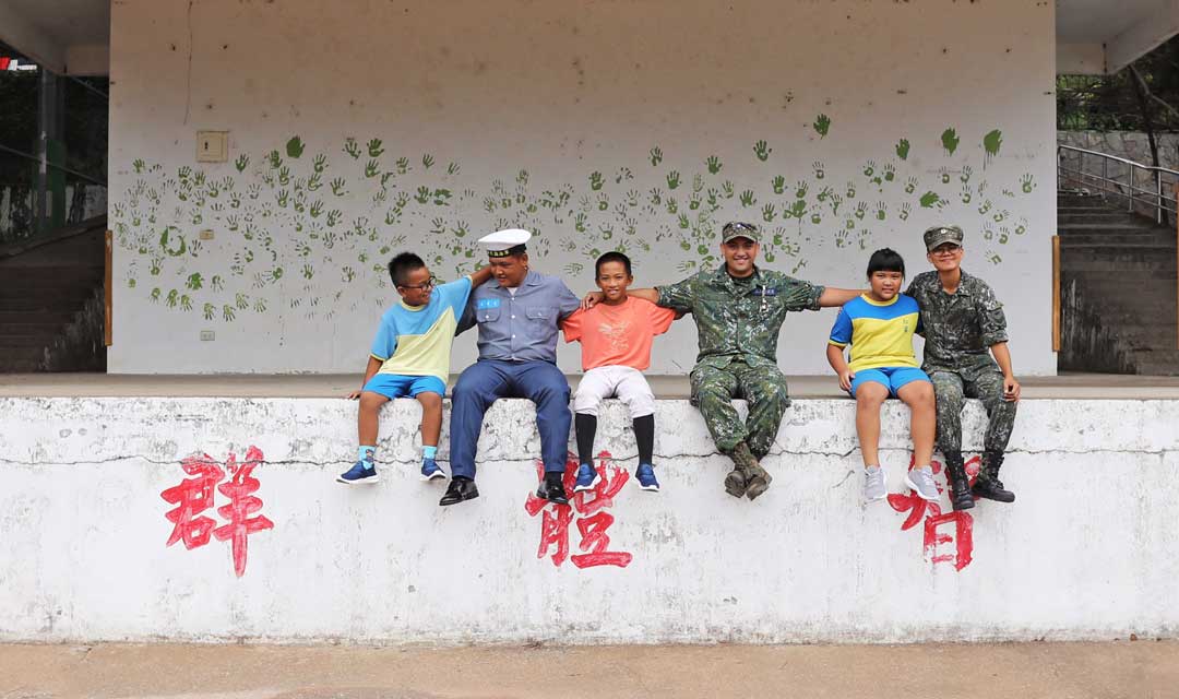 畢業於臺東紅葉國小的胡俊文、邱志賢、胡悅(由左至右)，回到母校與小學妹分享從軍的心情。