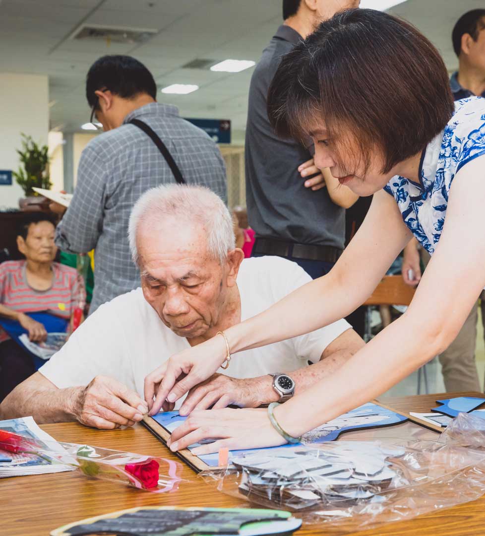 「拼圖好眼力」讓前輩們參與印製雲豹8輪甲車、沱江軍艦、IDF經國號戰機等圖樣的拼圖。