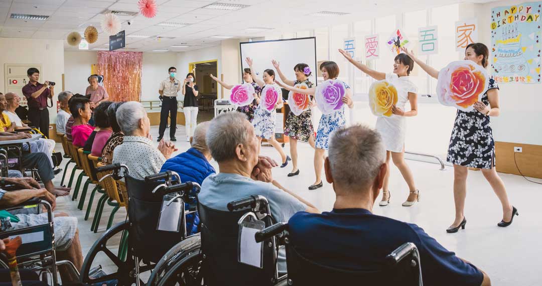 「嘉年華」活動以帶動唱《玫瑰玫瑰我愛妳》、《路邊的野花不要採》等經典老歌，揭開序幕。