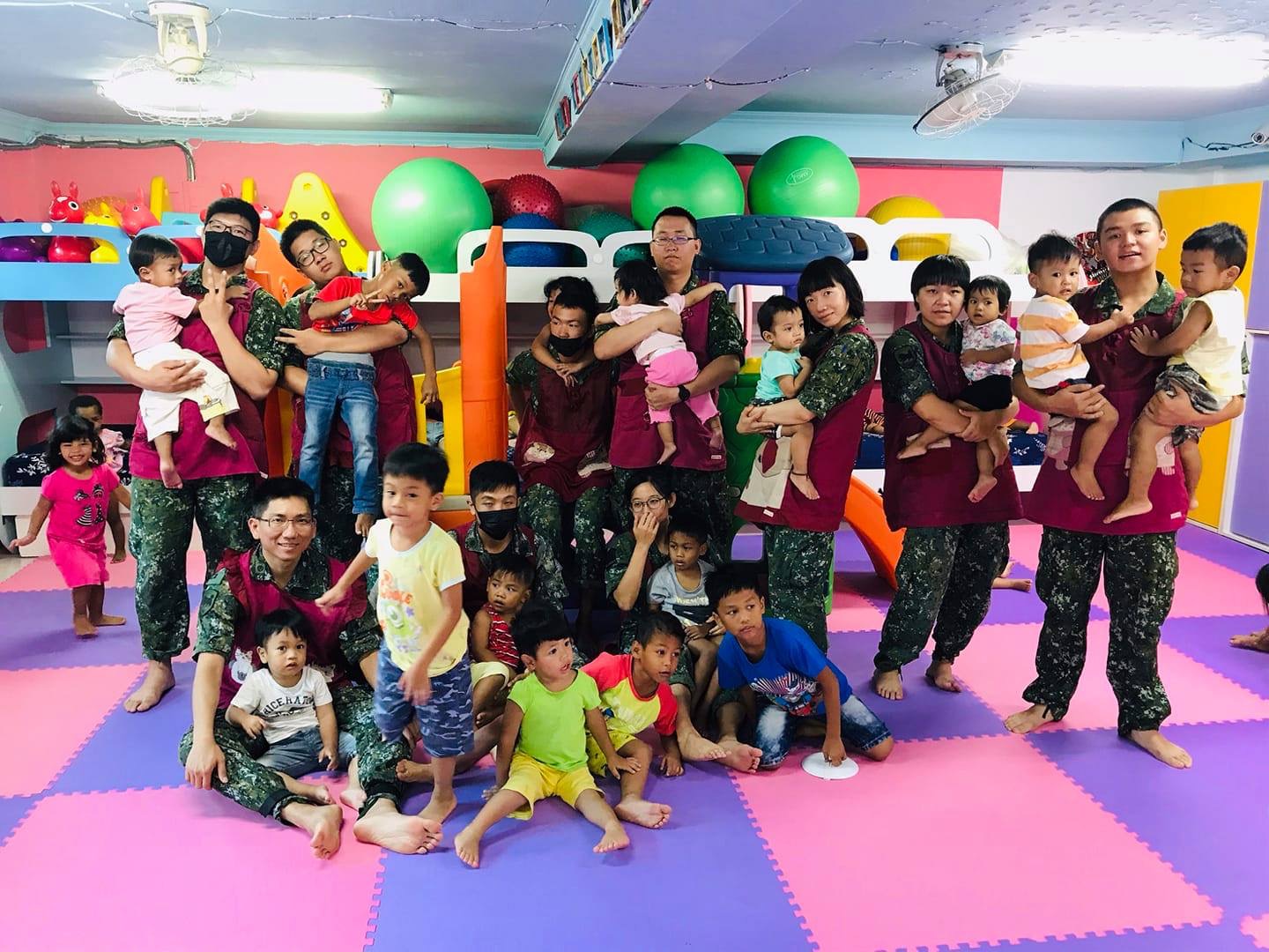 臺北乙型聯合保修廠前往關愛之家，以實際行動付出愛心與陪伴孩童們。